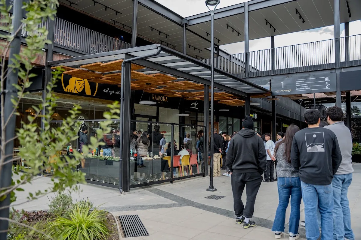 Terraza de Ramona Café en Alto Las Rastras con gente sentada entre plantas