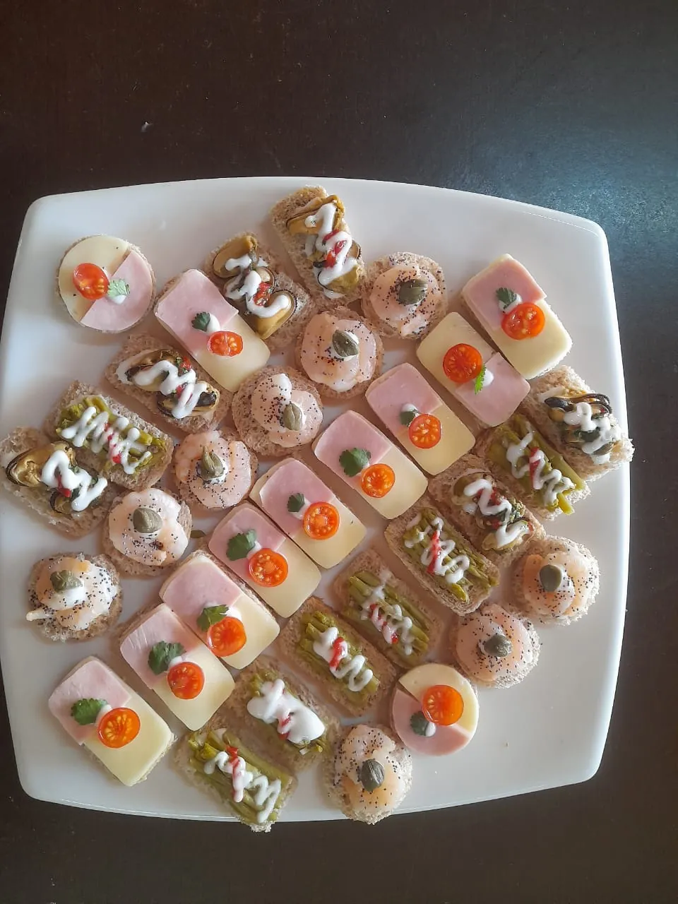 Fuente cuadrada con surtido de canapés
