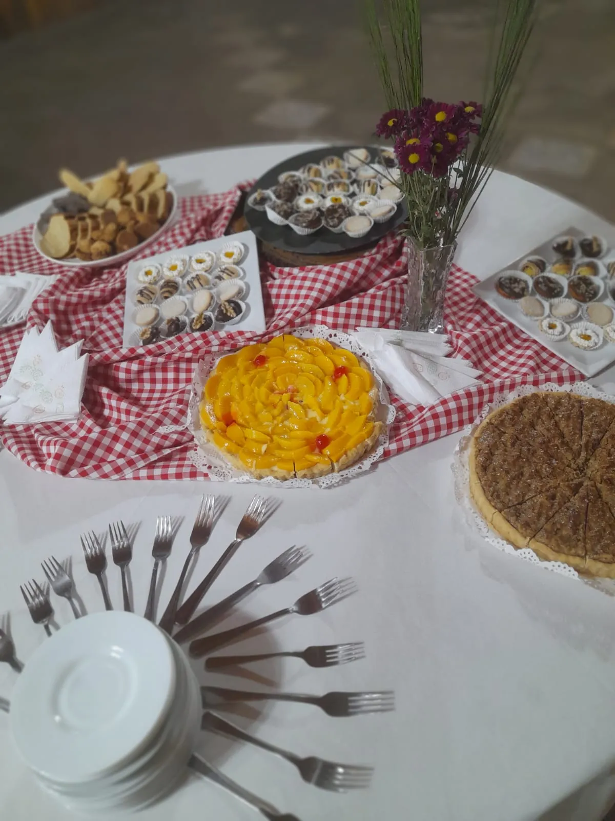 Buffet de bocadillos y preparaciones sobre mantel cuadriculado