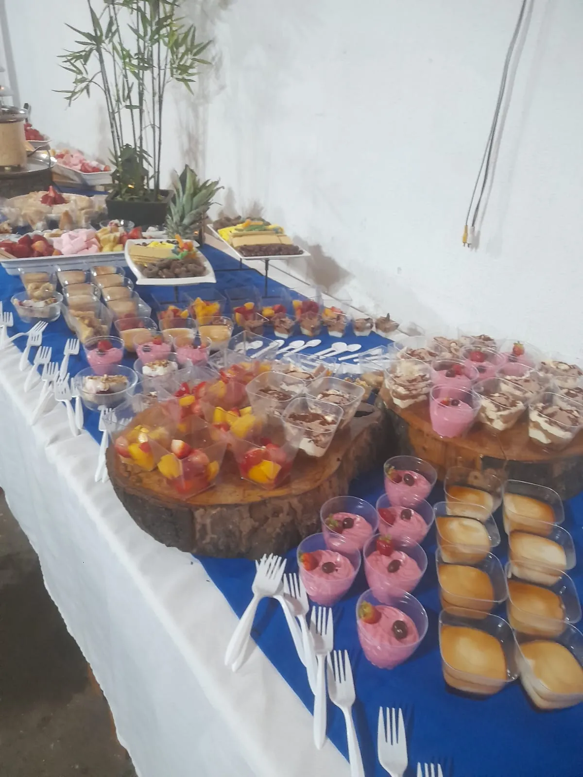 Mesa de postres con tartas y dulces variados