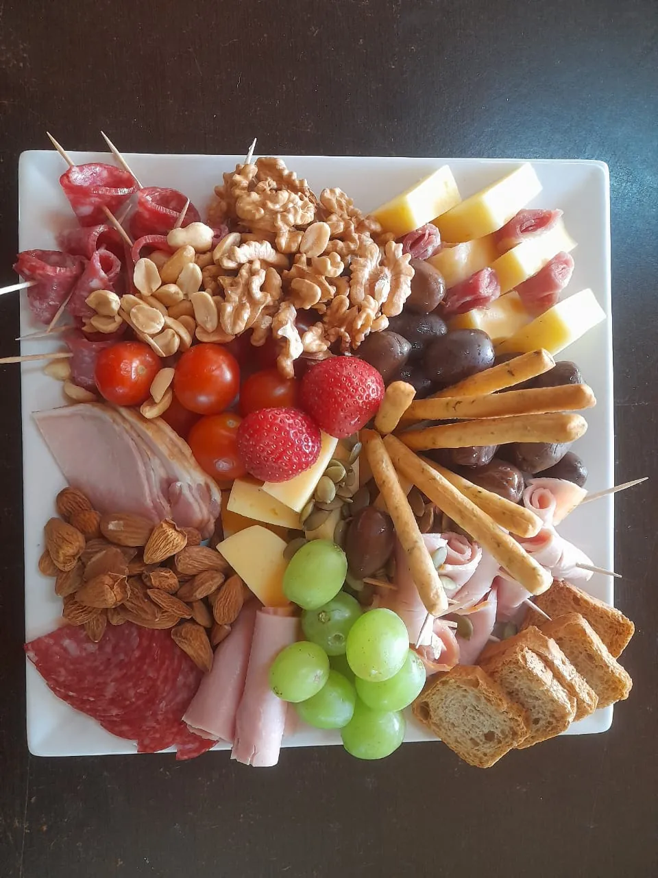 Tabla de quesos, fiambres, frutas y nueces
