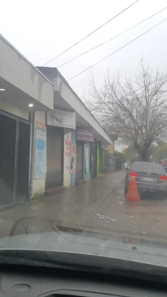 El local de Friotal visto desde la vereda de 3 Norte un día de lluvia