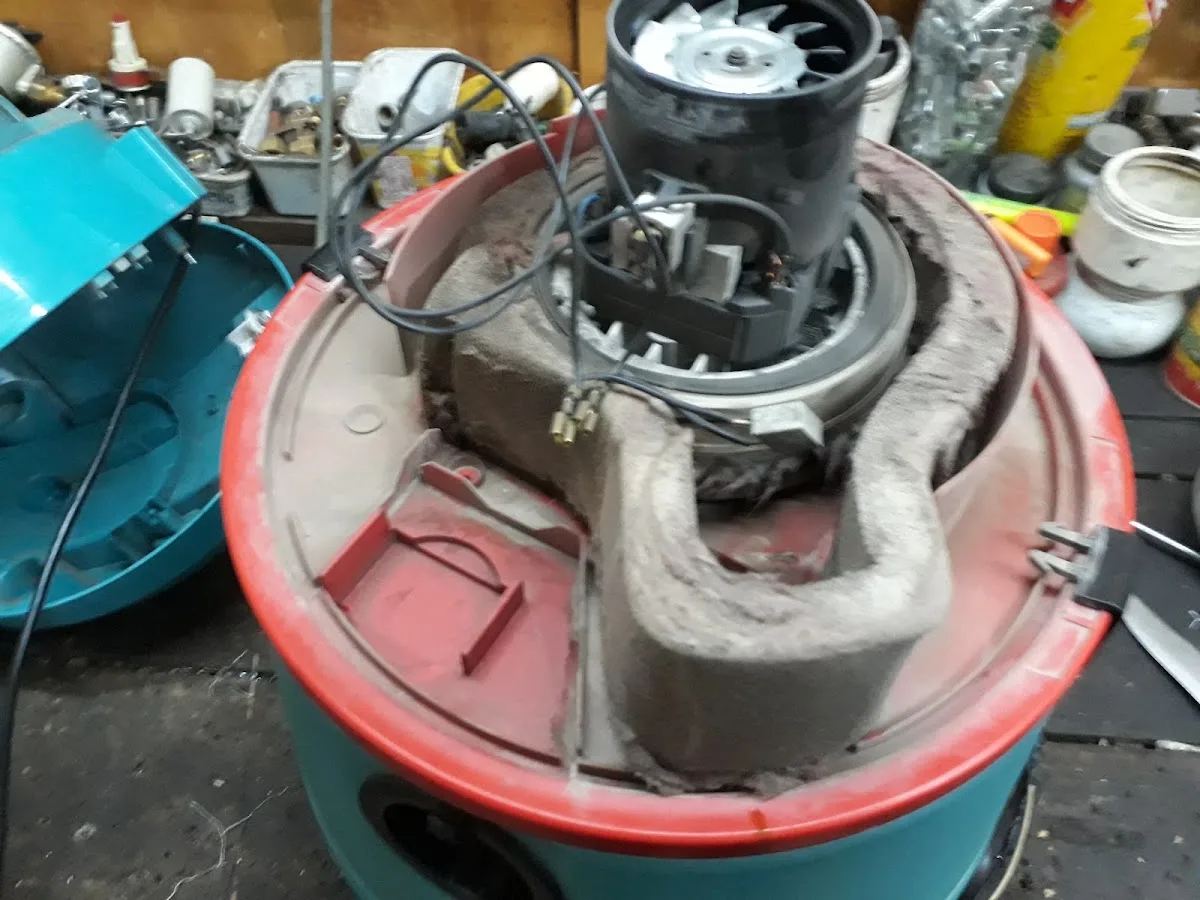 Motor en reparación dentro del taller de Friotal