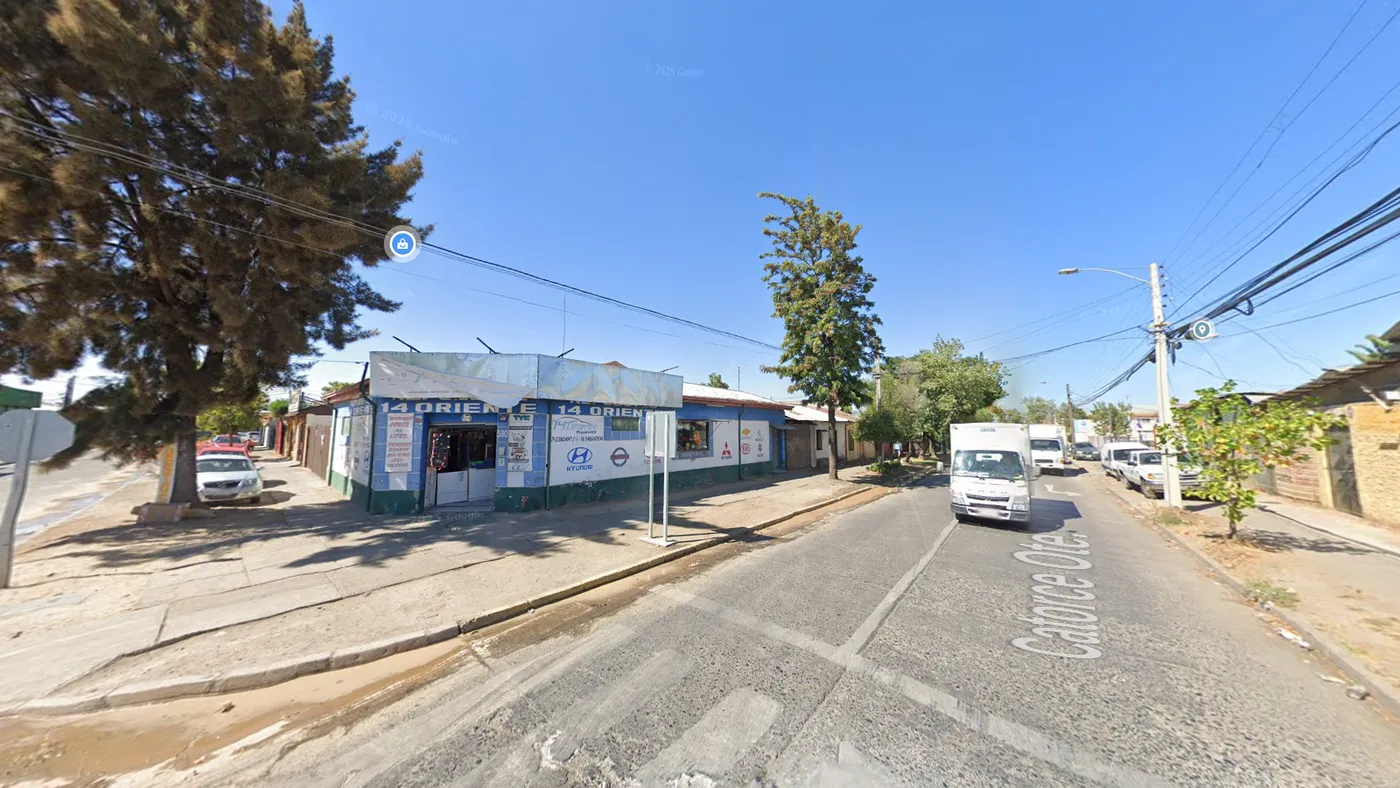 Fachada de Repuestos 14 Oriente en la esquina de 14 Oriente con 6 Sur, Talca