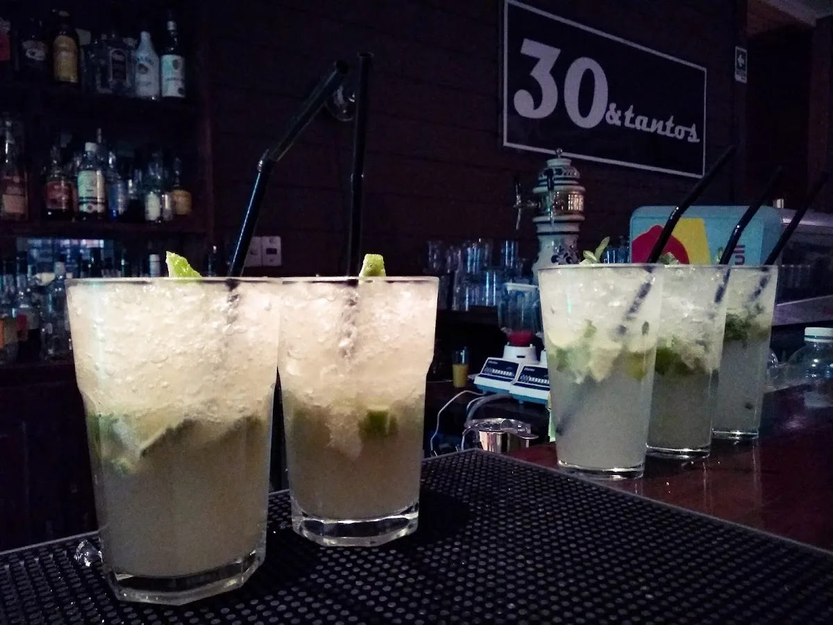Cócteles en la barra de 30ytantos