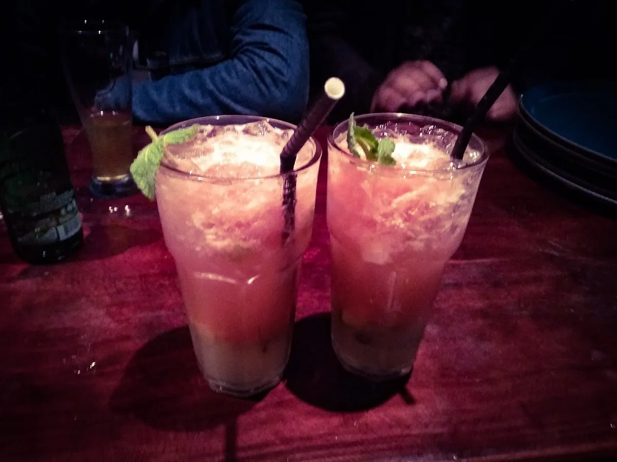 Cócteles rosados servidos en mesa