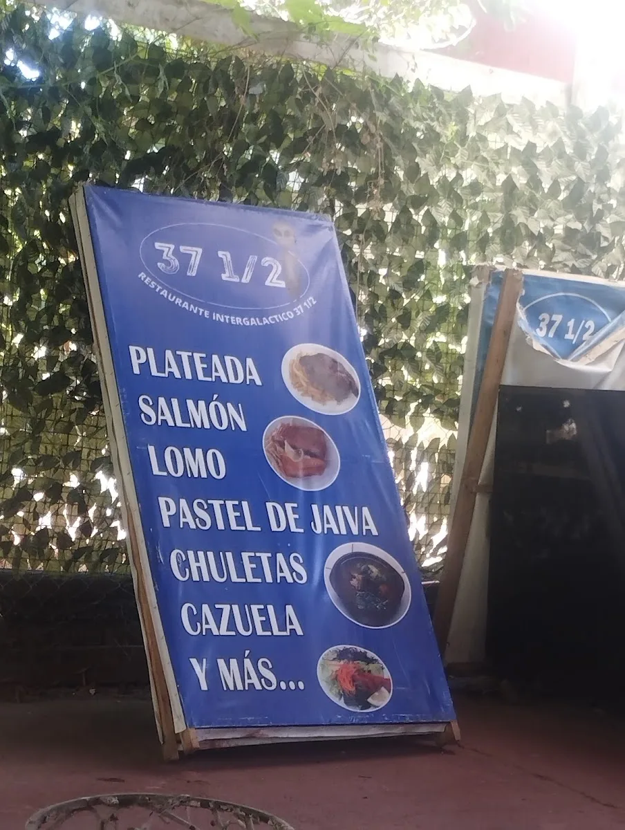 Letrero azul del restaurante: 37 1/2 Restaurante Intergaláctico con sus platos ilustrados