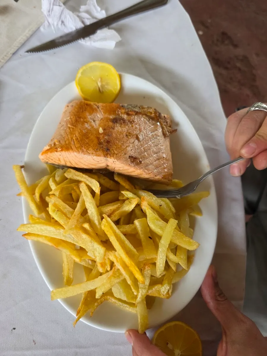 Salmón a la plancha con papas fritas naturales y limón