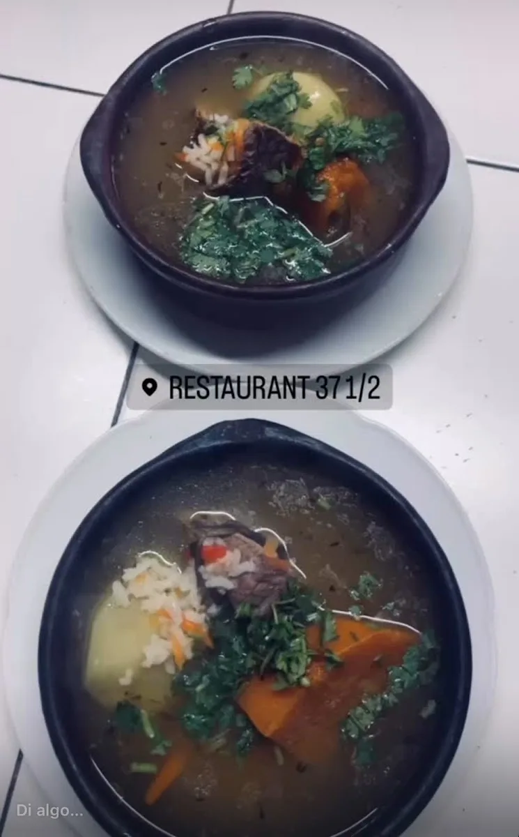 Pescado frito entero con papas fritas y rodajas de limón