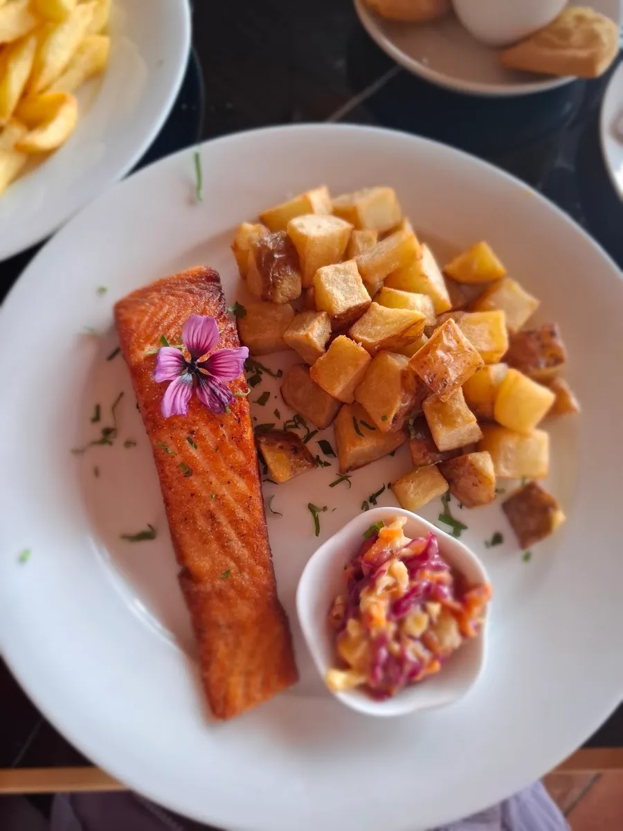 Salmón con papas doradas — Casa del Mar