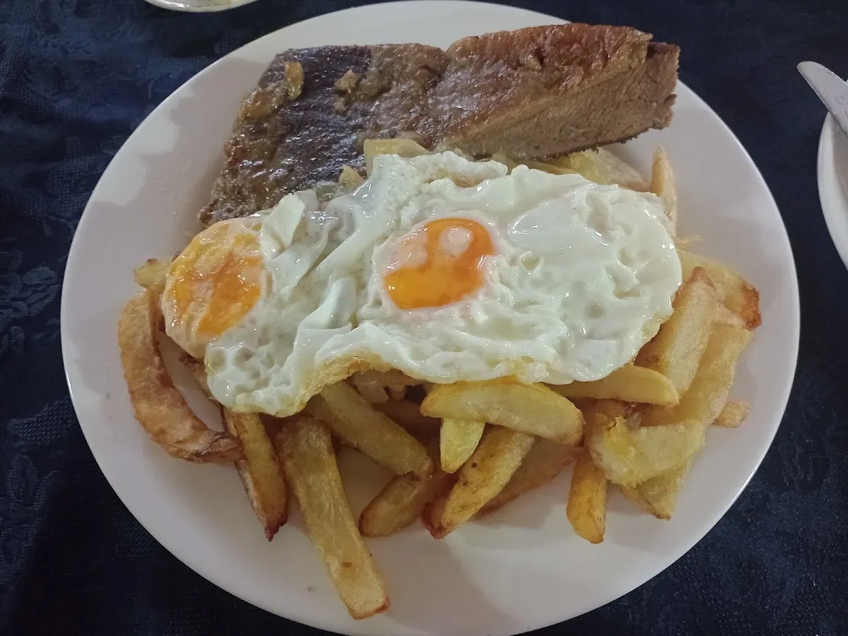 Plateada a lo pobre con huevo frito y papas