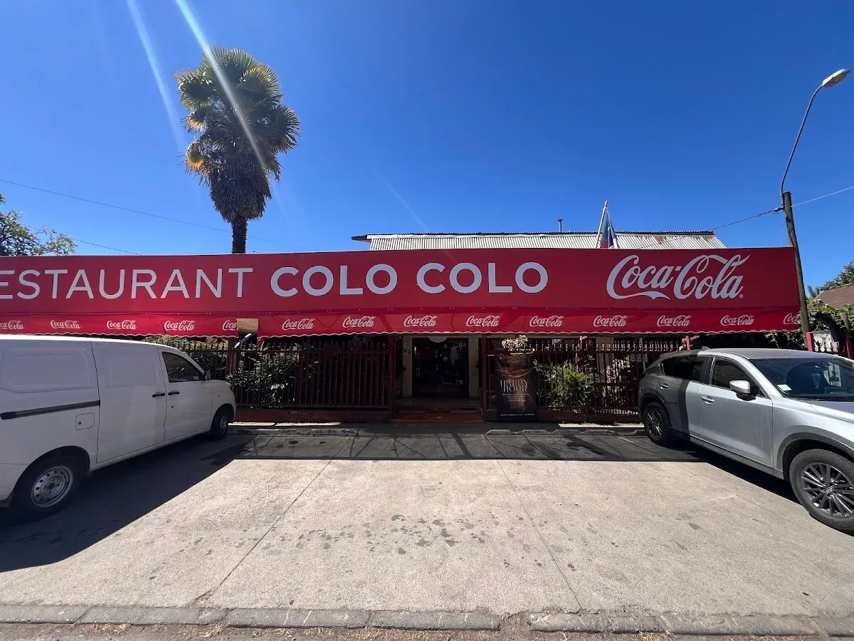 Fachada roja de Restaurant Colo Colo en Av. Chile, Romeral