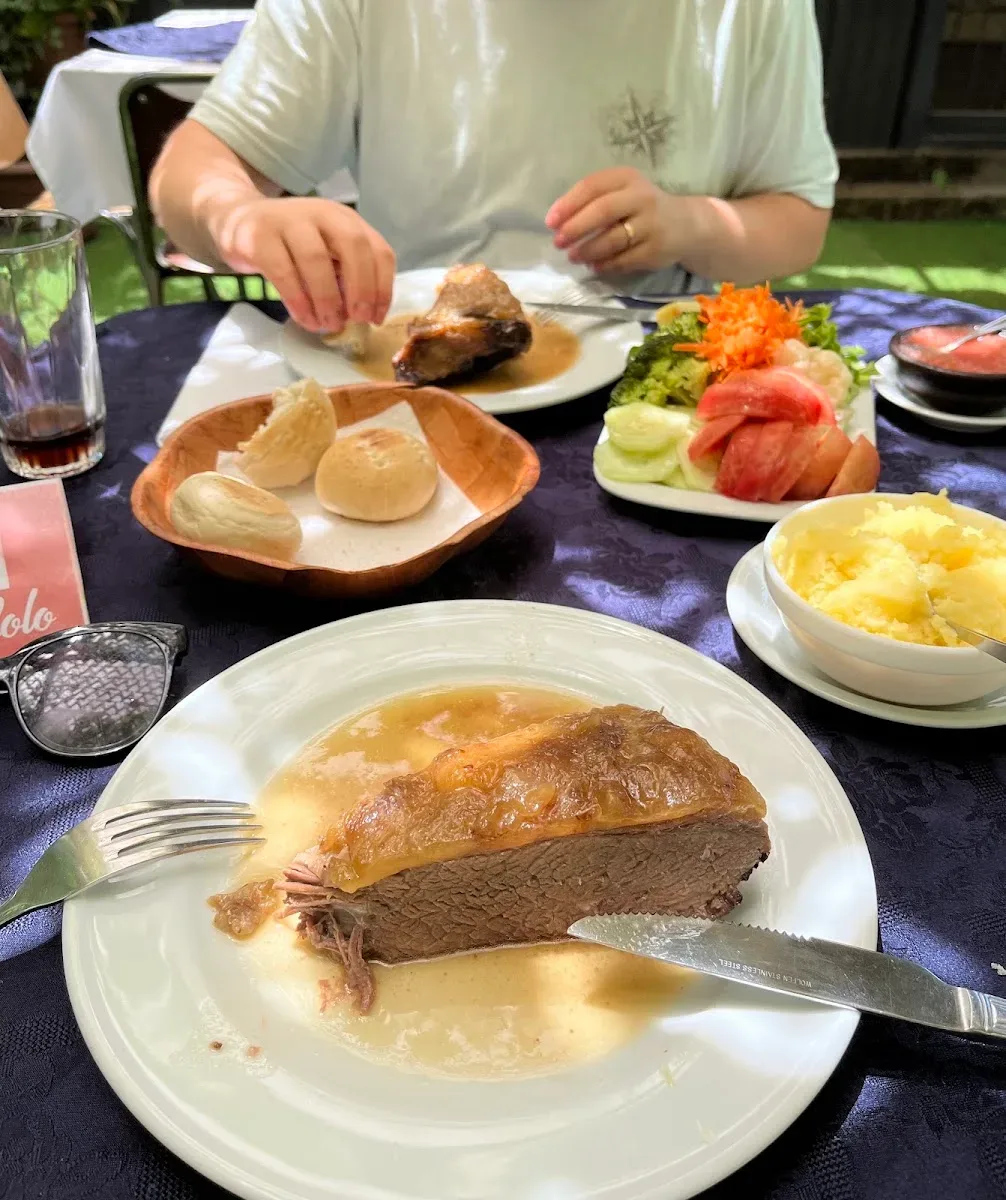 Mesa servida con plateada, ensalada y papas