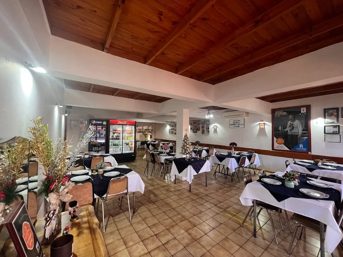Comedor del restaurante con mesas de mantel oscuro