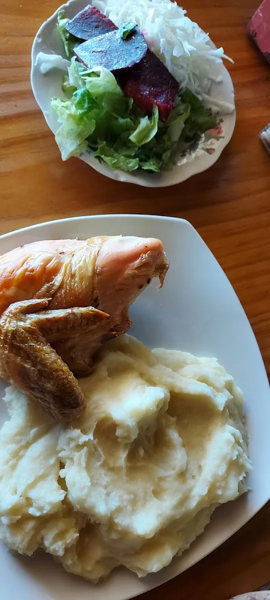 Empanadas con pebre servidas en mesa de madera