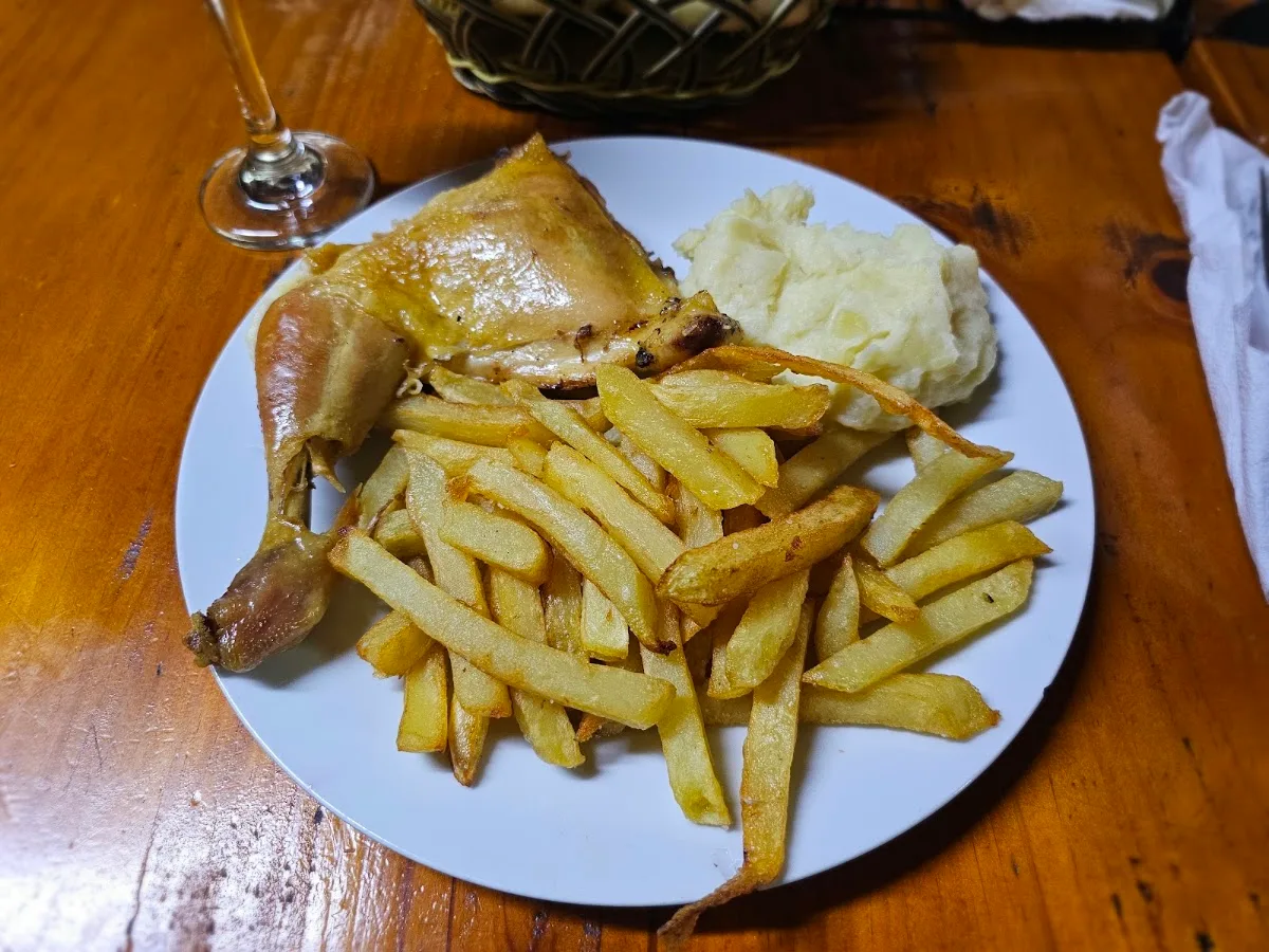 Plato de comida casera con papas fritas caseras en Donde Quelito