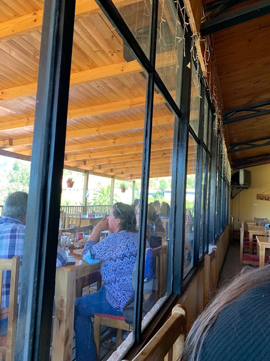 Ventanales de la terraza con comensales y vista al exterior