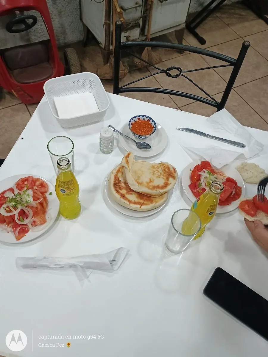 Desayuno con tostadas, ensalada y jugo servido en la mesa