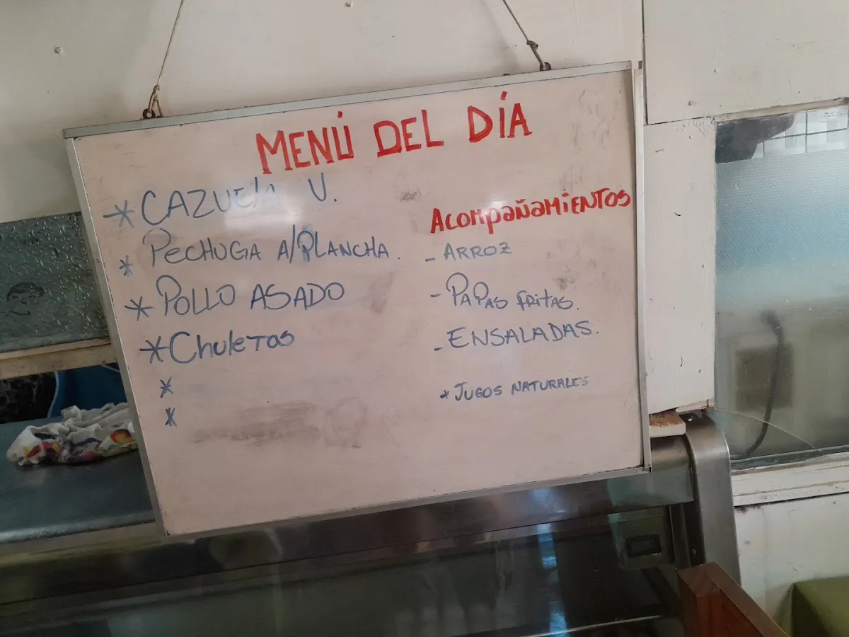 Comedor de madera del restaurant El Yugo