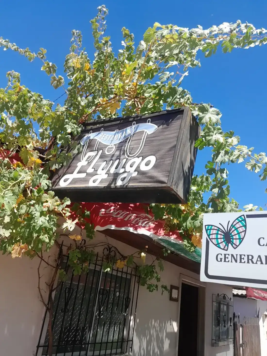 Letrero pintado a mano de Restaurant El Yugo en Colbún