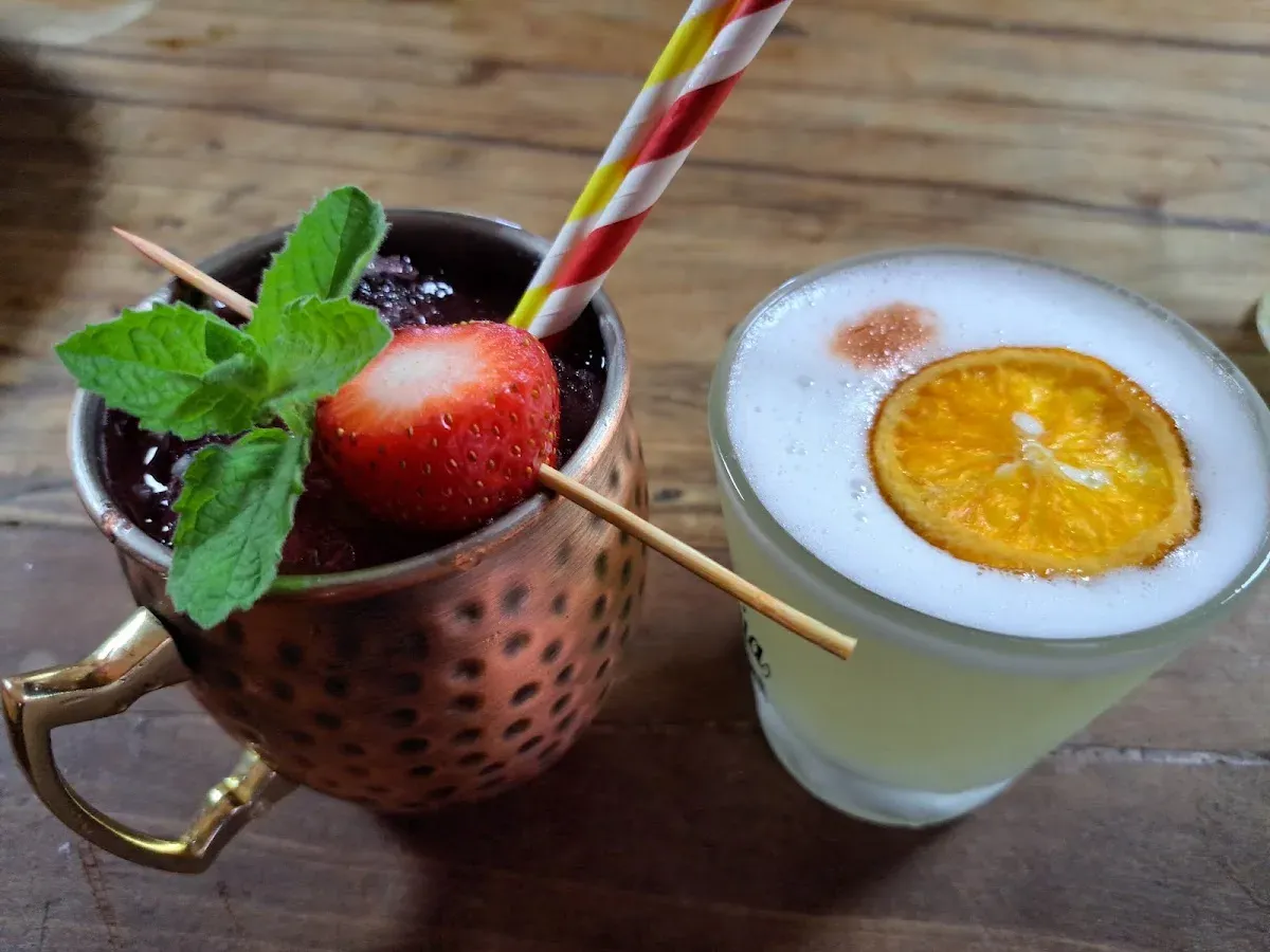 Cócteles de la barra de Germania: moscow mule en taza de cobre y pisco sour de maracuyá