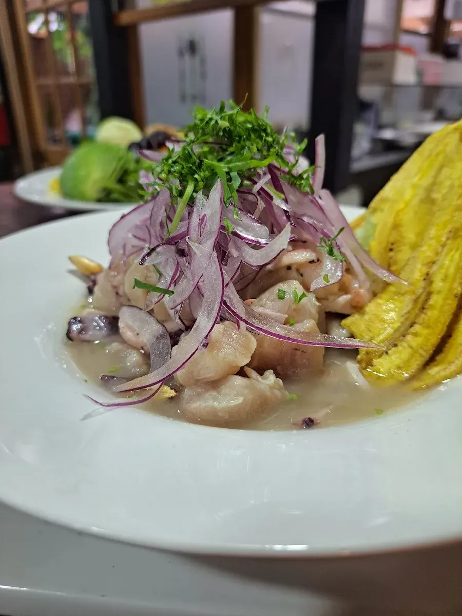 Ceviche de salmón con cebolla morada y choclos