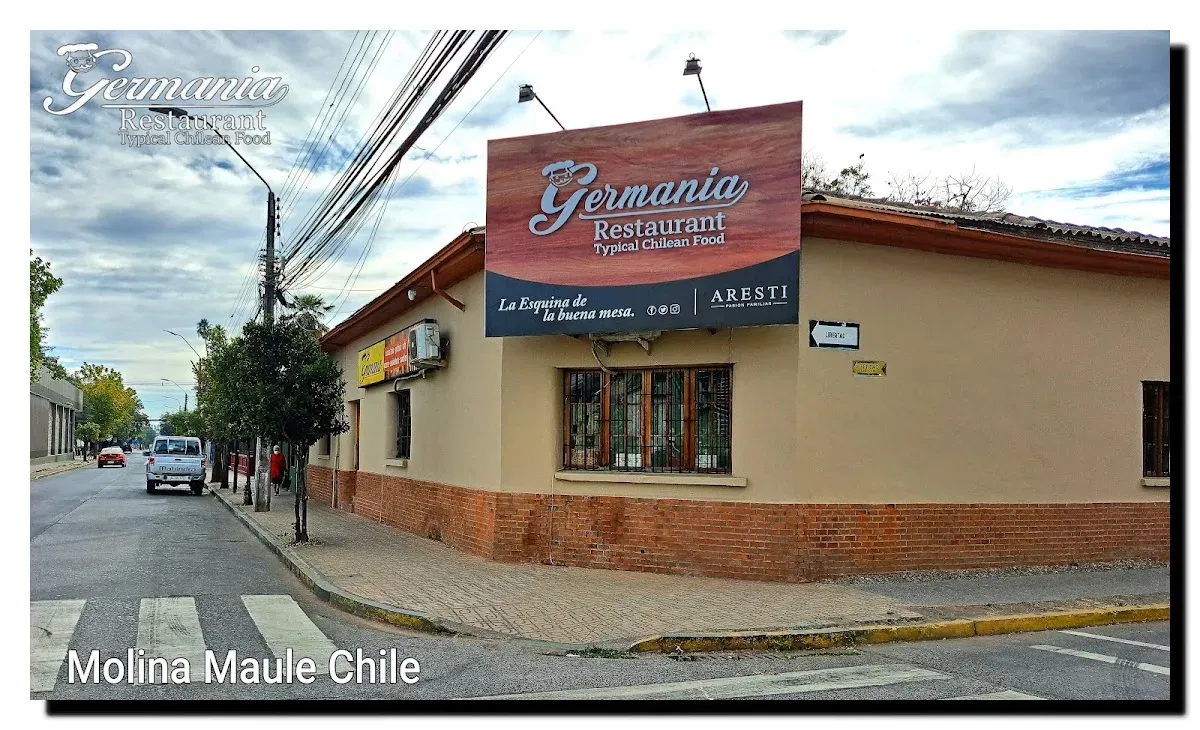 Fachada esquinera de Germania en Maipú, Molina, con su letrero La esquina de la buena mesa
