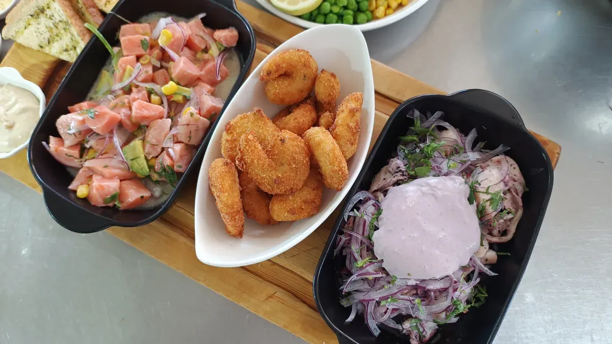 Selección del mar de Germania: ceviche, camarones apanados y pulpo