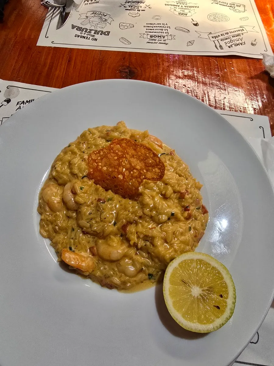 Risotto de camarones con lámina de limón, plato de Koyotte Grill
