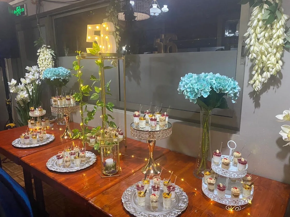 Mesa preparada para un evento o celebración en Koyotte Grill