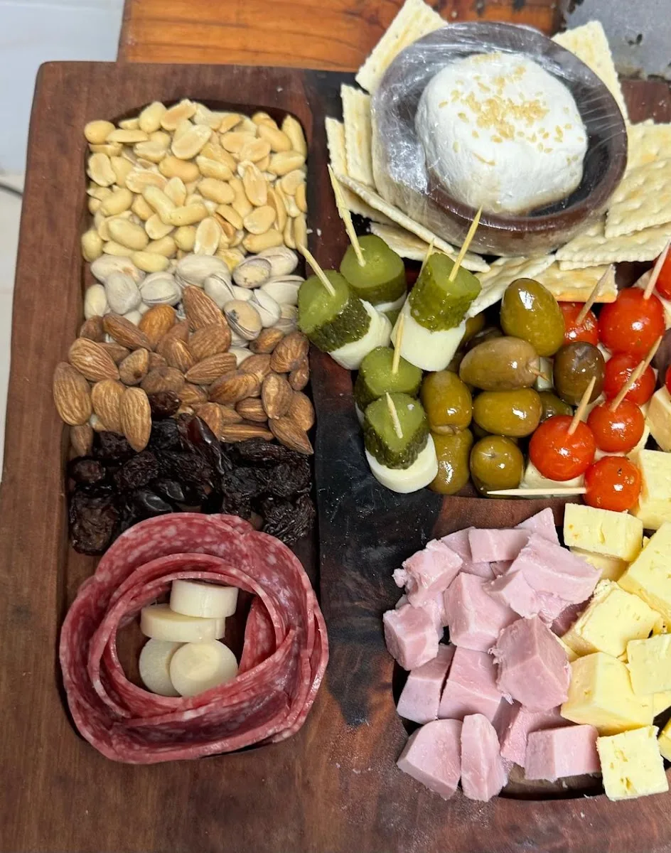 Tabla de quesos y jamones para compartir en Koyotte Grill