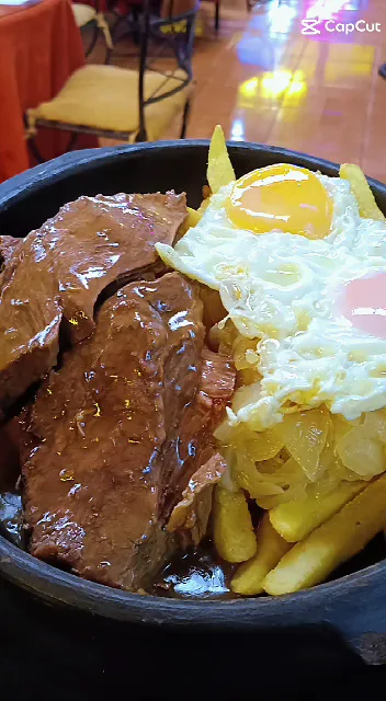 Bistec a lo pobre con papas fritas y huevo en Koyotte Grill