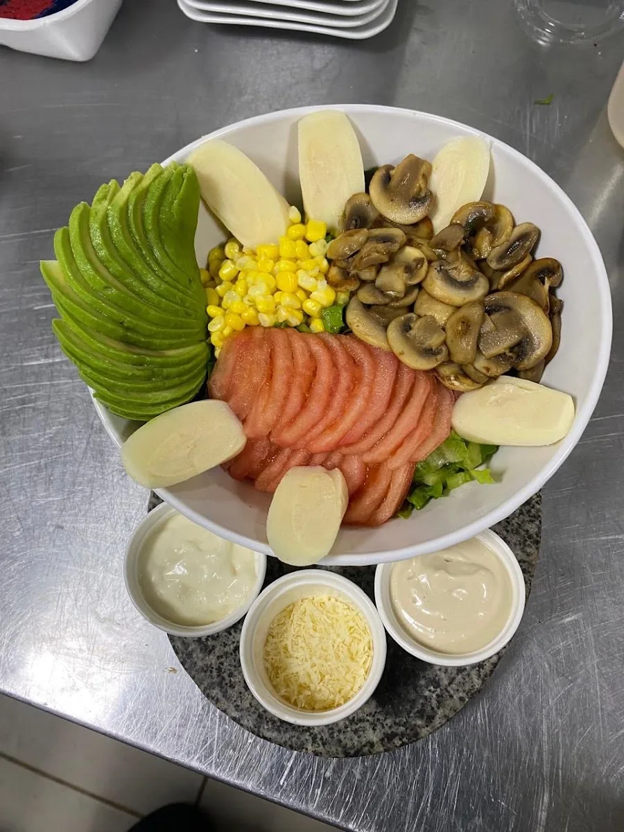 Ensalada fresca servida en Koyotte Grill, Colbún