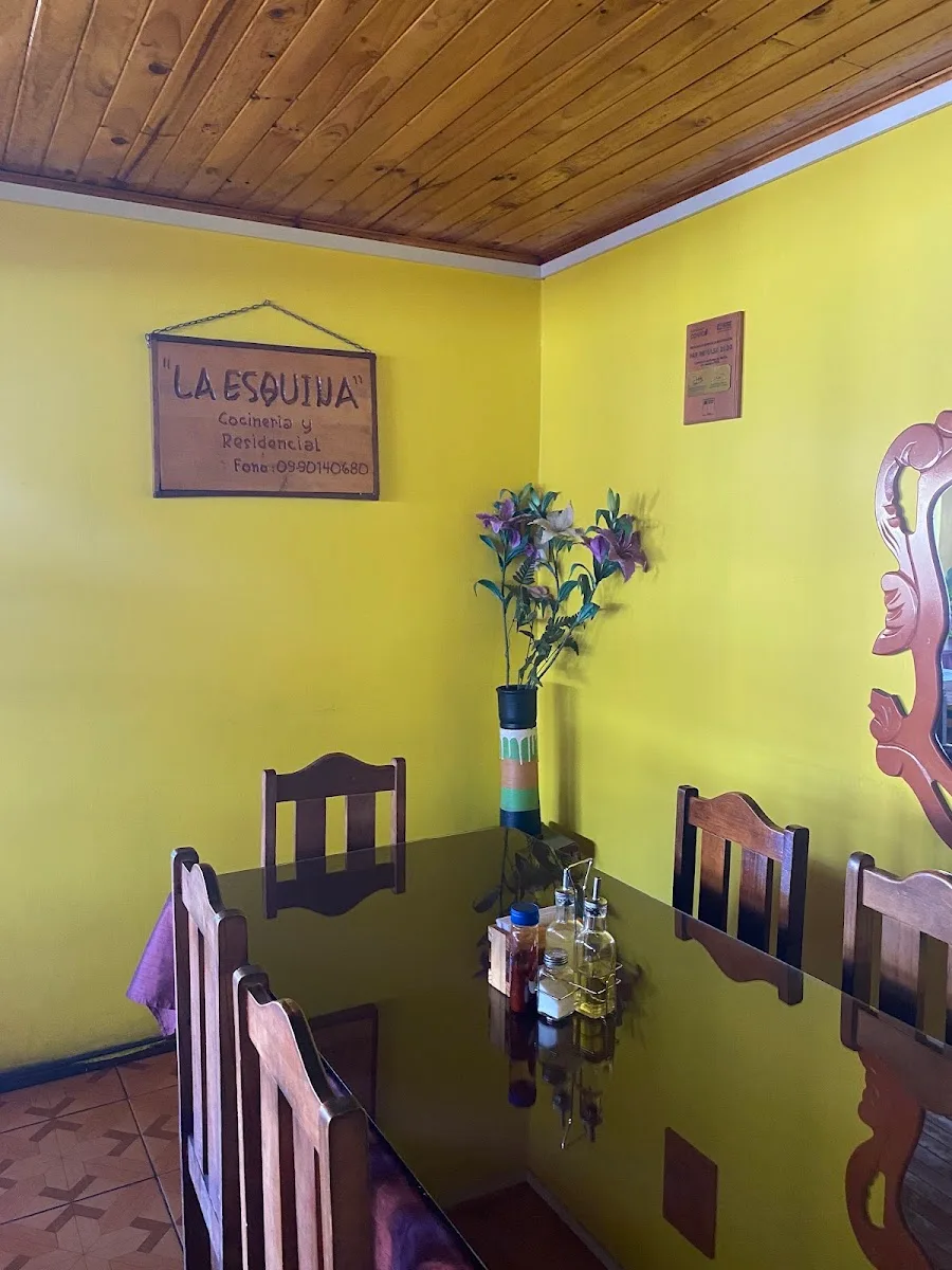 Comedor de La Esquina con mesas con mantel a cuadros azules