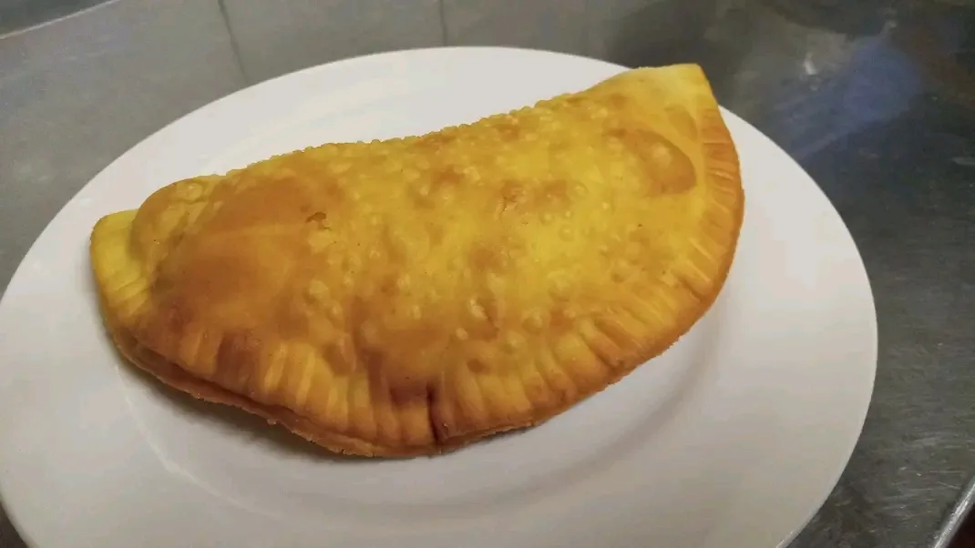 Empanadas de queso camarón servido en La Esquina