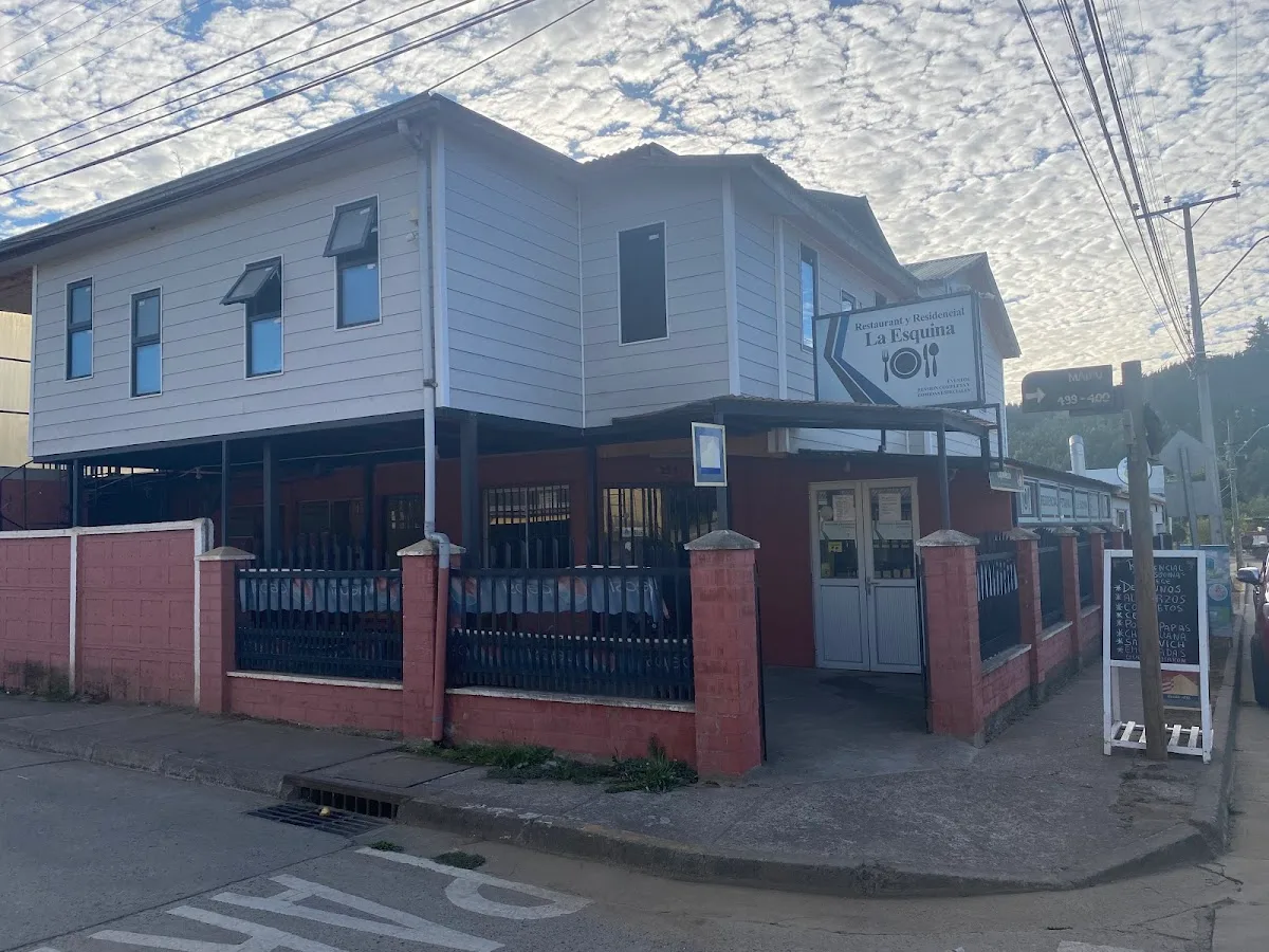 Fachada de Restaurant y Residencial La Esquina en la esquina de Arturo Prat, Empedrado, con su letrero colgante