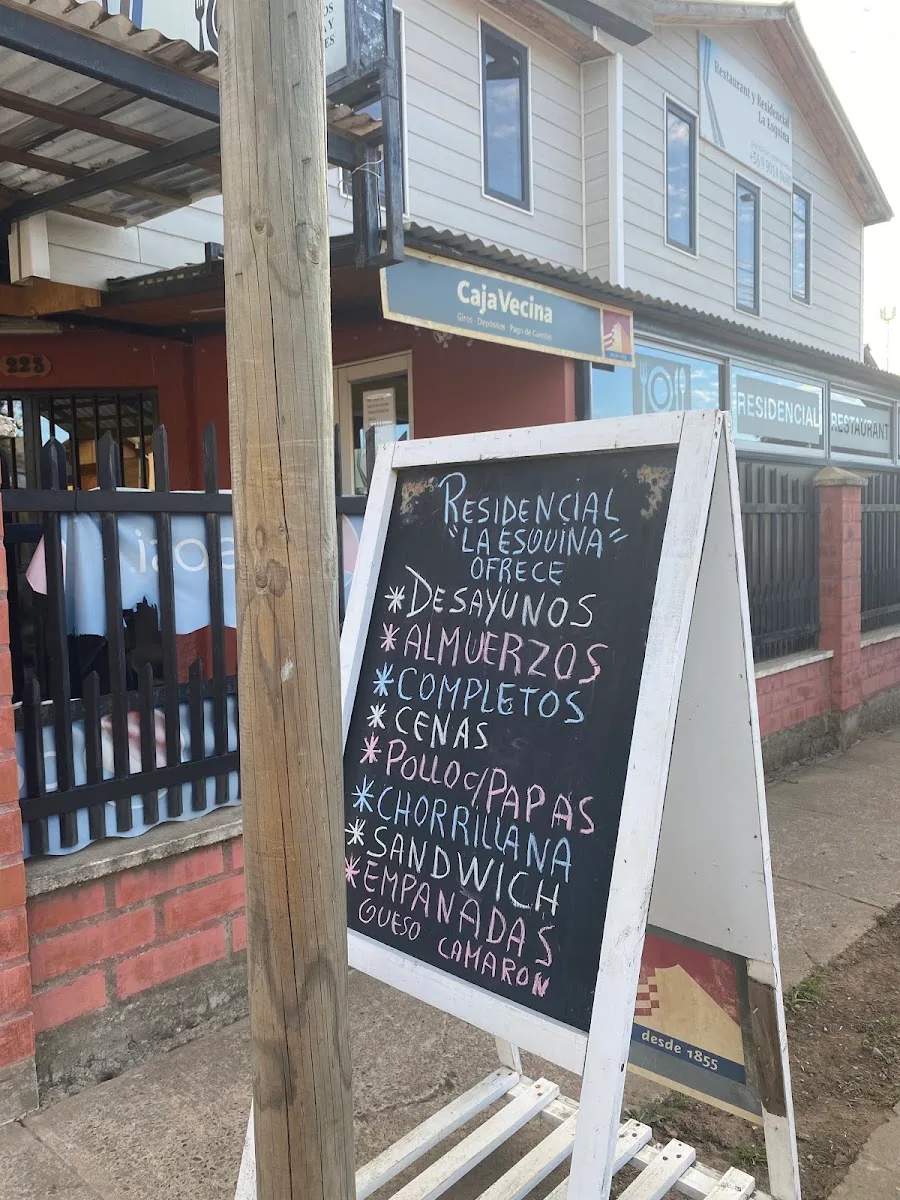 Pizarra de la vereda de La Esquina escrita a tiza con desayunos, almuerzos, completos, cenas, pollo con papas, chorrillana, sandwich y empanadas queso camarón