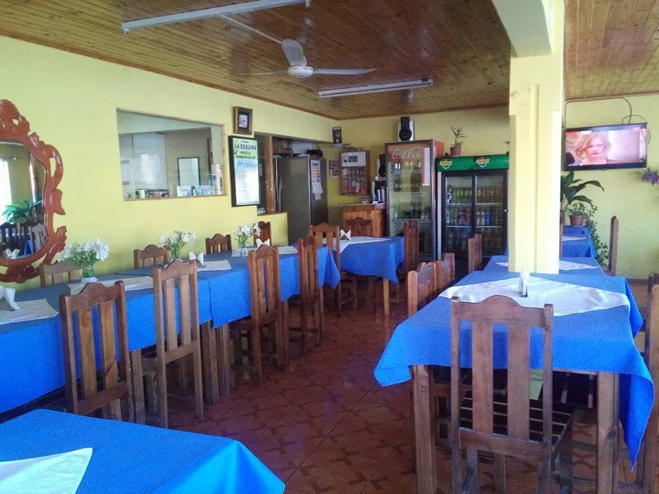 Salón interior del restaurant con mesas y sillas de madera