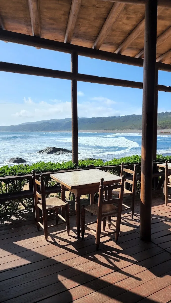 Mesas de la terraza de La Playa con vista al mar