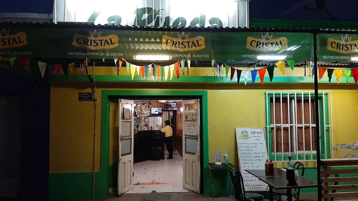 La Rueda de noche con el toldo iluminado y los banderines de colores encendidos