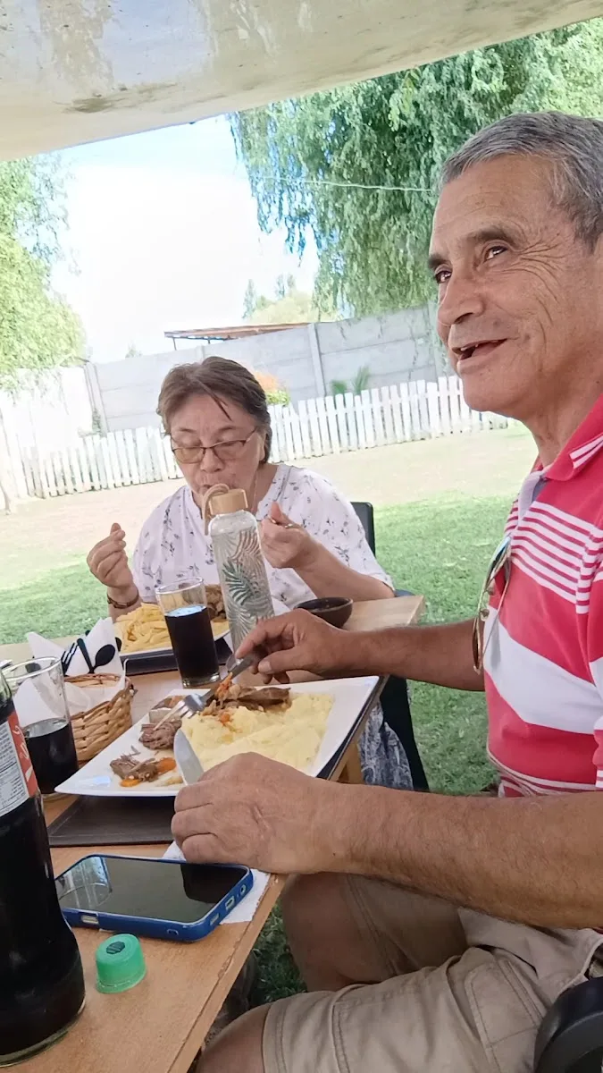Comensales almorzando en el patio del restaurante