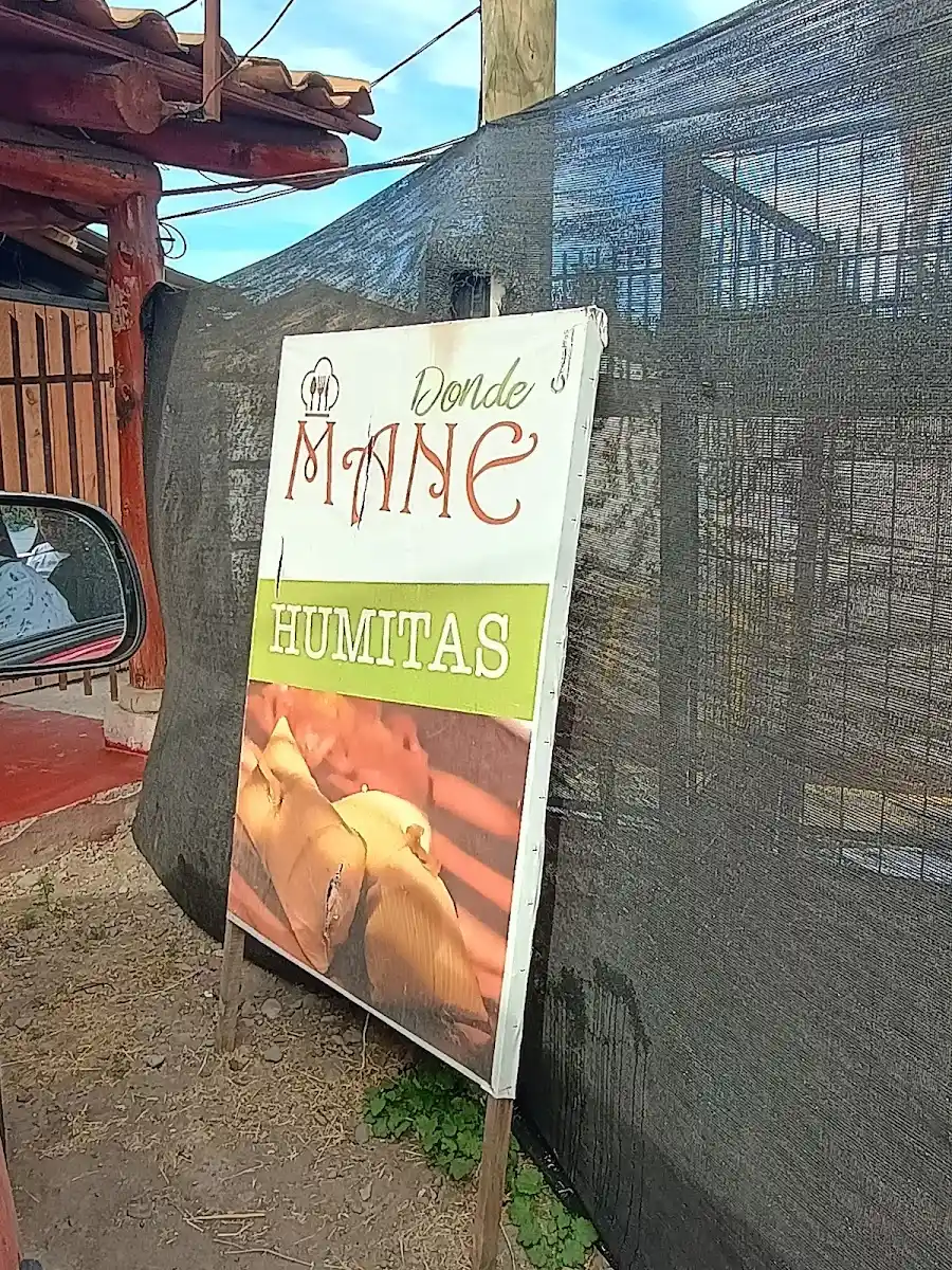 Letrero de la puerta de Donde Mane anunciando humitas