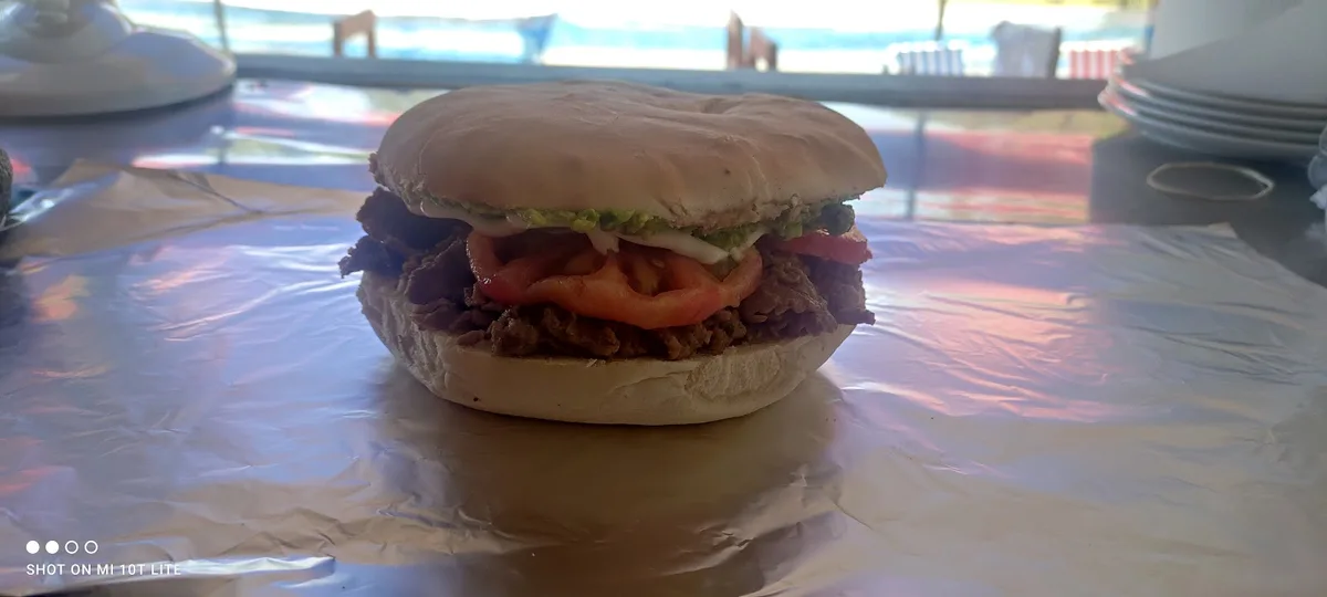 Churrasco con palta y tomate en pan amasado
