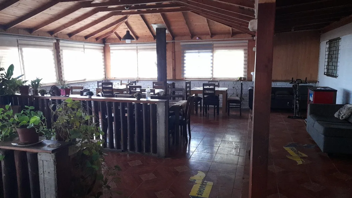 Comedor de arriba del restaurante con vigas de madera y plantas