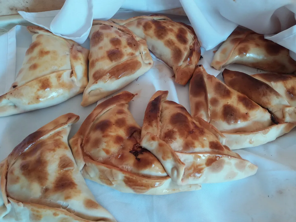 Empanadas de horno recién salidas sobre la lata