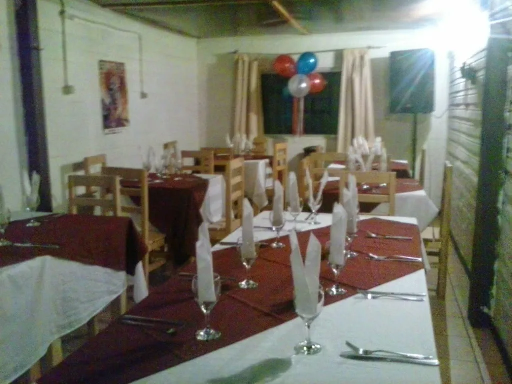 Comedor del restaurante preparado para un almuerzo de grupo