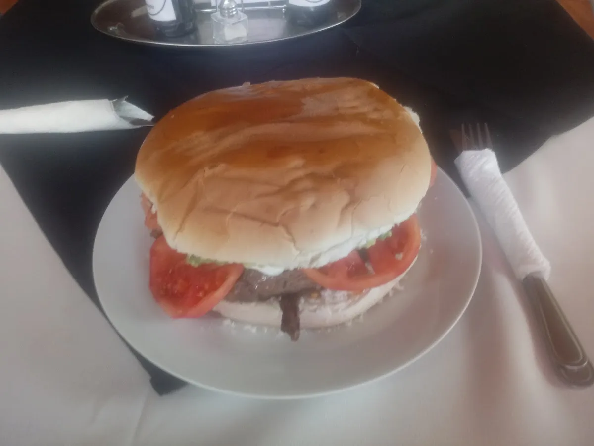Churrasco italiano servido en la mesa, listo para comer