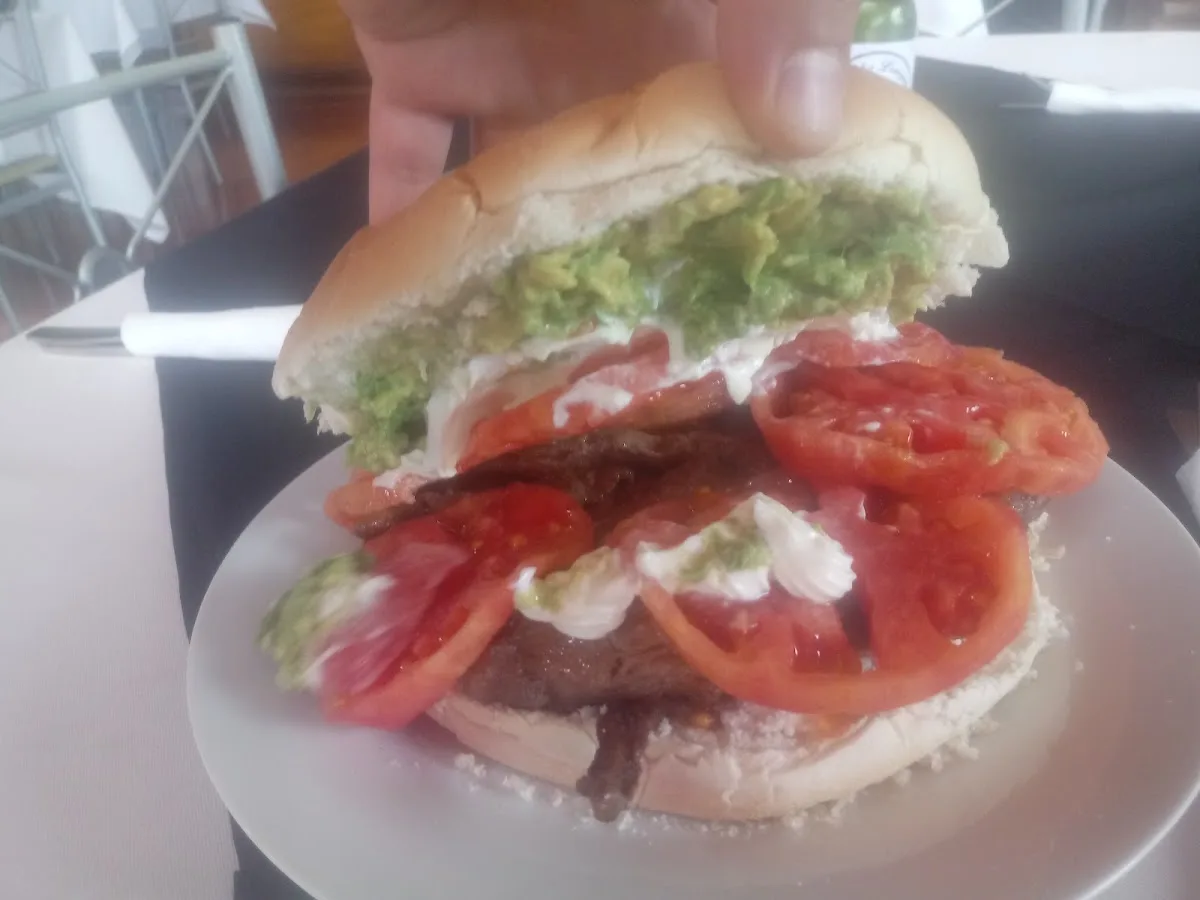 El churrasco italiano gigante de Rancho Longaví, abierto con palta, tomate y carne