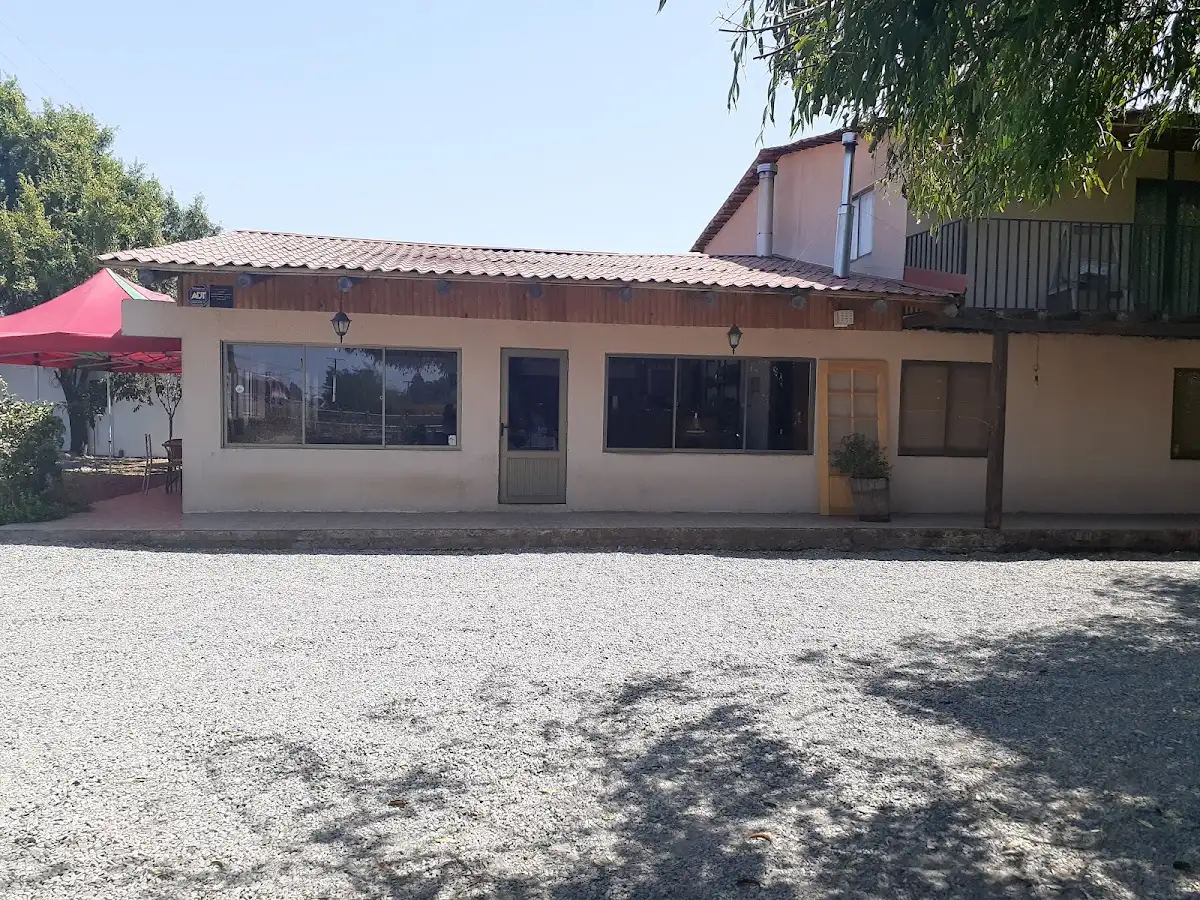Fachada del Restaurant Rancho Longaví a la orilla de la Panamericana