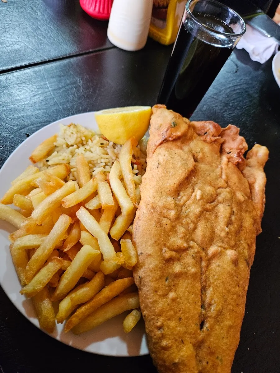 Pescado frito con papas fritas y limón, otro clásico de la casa